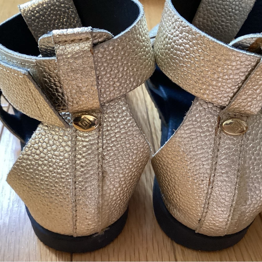 Gold gladiator leather sandals, fringe, like new, fit 6.5 - Picture 11 of 15
